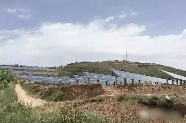                                         
	　　8月31日，隨著東風鎮(zhèn)田家?guī)X村121KWp光伏電站順利并網成功，我縣已有7座光伏電站成功并網，天成鎮(zhèn)黃家溝村、老虎溝村、溫水鎮(zhèn)火燒寨村3個電站正在辦理電網接入手續(xù)。預計到9月中旬，我縣2018年的25個光伏電站將全部建成并網發(fā)電