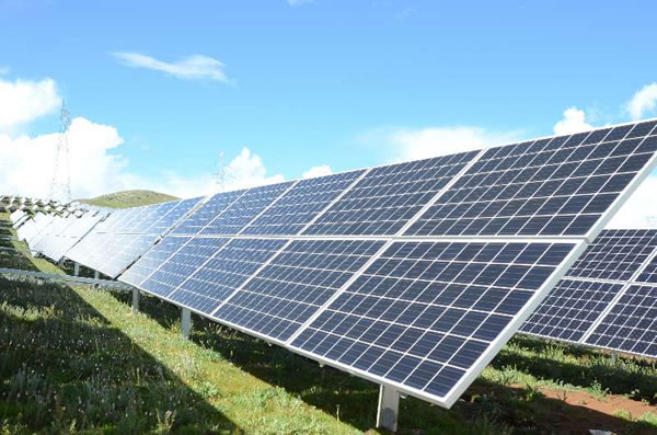                                         
	　　從世界海拔最高的民用機場——四川稻城亞丁機場驅車5個多小時、翻過數座大山，才能到達四川省甘孜藏族自治州鄉(xiāng)城縣正斗鄉(xiāng)。

	　　在這個平均海拔超過4000米的壩子上，矗立著我國已投入運營的海拔最高的光伏電站——新那伽光伏電站