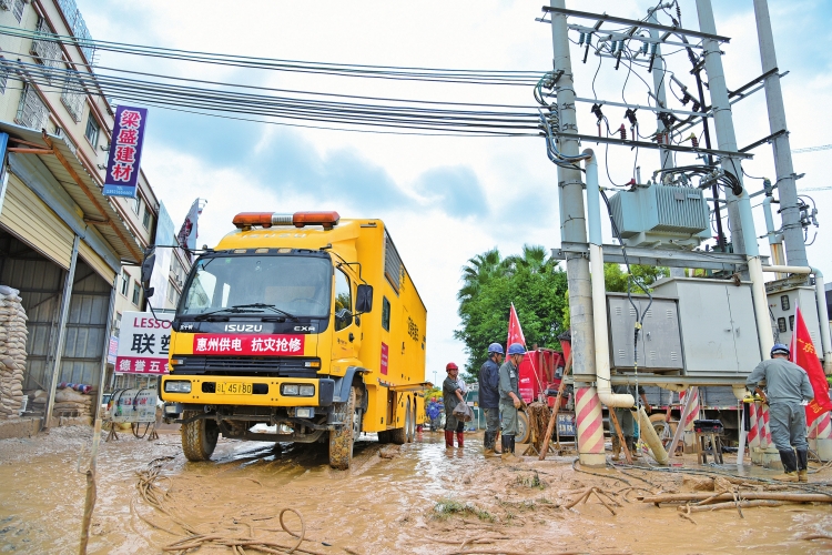 
　　9月1日，惠東供電局搶修人員在更換受損電纜頭，為減少周邊居民停電時(shí)間，還出動(dòng)了應(yīng)急供電車(chē)進(jìn)行轉(zhuǎn)供電。　蔣立濤 攝

　　連日來(lái)，廣東省多地遭遇強(qiáng)降雨，截至9月3日16時(shí)，廣東電網(wǎng)公司77.3萬(wàn)戶受影響用戶超八成已復(fù)電
