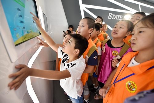 


　　金秋開(kāi)學(xué)季，9月2日，來(lái)自銅陵市人民小學(xué)、實(shí)驗(yàn)小學(xué)、建安小學(xué)、楊家山小學(xué)的20多名校園小記者走進(jìn)國(guó)網(wǎng)銅陵供電公司，通過(guò)與供電服務(wù)智能機(jī)器人互動(dòng)、綜合能源區(qū)體驗(yàn)、調(diào)控中心講解、變電站參觀、電力知識(shí)課堂，近距離“觸電”電網(wǎng)，上了一堂不一樣的開(kāi)學(xué)第一課。

　　整個(gè)參觀采訪過(guò)程中小記者們“零距離”認(rèn)識(shí)“電”、感受“電”、學(xué)習(xí)“電”，不但了解了用電過(guò)程，還學(xué)習(xí)了各種安全用電、節(jié)約用電知