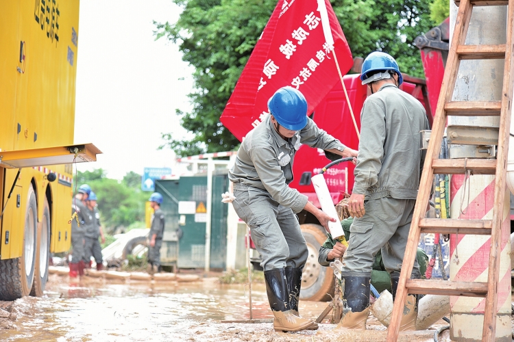 
　　9月1日，廣東電網(wǎng)公司惠州供電局抗災(zāi)復(fù)電搶修人員在惠東縣平山鎮(zhèn)青云路口更換受、損電纜頭，并出動(dòng)應(yīng)急供電車(chē)進(jìn)行轉(zhuǎn)供電?！。ㄊY立濤 黎凱燕）

　　從8月30日下午開(kāi)始，受季風(fēng)低壓影響，廣東、廣西、云南局部地區(qū)出現(xiàn)持續(xù)性強(qiáng)降雨，部分地區(qū)城市出現(xiàn)較大內(nèi)澇災(zāi)害