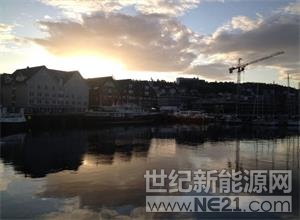  近日，風(fēng)能及太陽能開發(fā)商European Energy A/S通過與丹麥技術(shù)大學(xué)（DTU）的合作，開發(fā)并開設(shè)了一個(gè)光伏測(cè)試中心。該中心將允許雙方在未來更好地研究太陽能能源