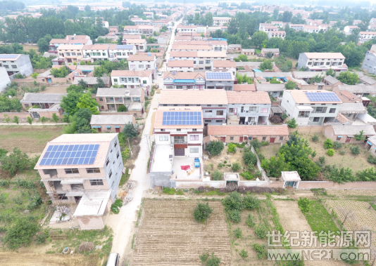 近日收到一份：河南某地531后推出戶用光伏電站造價(jià)為12元/瓦，是不是感覺有點(diǎn)不可思議？而且該公司承諾光伏電站初裝費(fèi)由公司分三年返還用戶全部電站建設(shè)費(fèi)用。


 
商業(yè)模式編者見過很多，但是這這套路確實(shí)有點(diǎn)匪夷所思