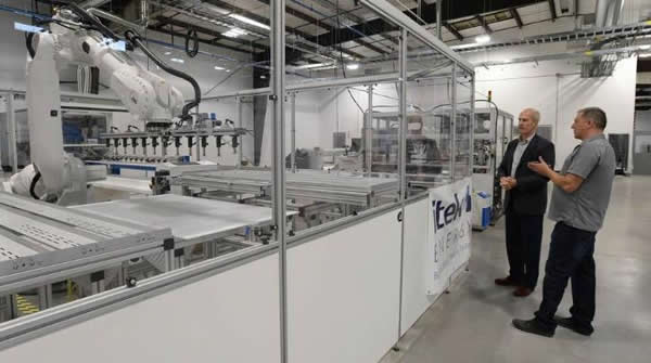                                         
	　　加拿大光伏組件生產商Silfab Solar上月宣布將與荷蘭皇家帝斯曼集團DSM合作在美國和加拿大生產背電極組件，日前又宣布向美國華盛頓州的一家組件制造商Itek Energy投資4000萬美元用于擴大生產。

	　　Silfab Solar稱其目前在加拿大多倫多的光伏組件產能可以達到700MW，其生產出的組件幾乎全部都用于出口美國