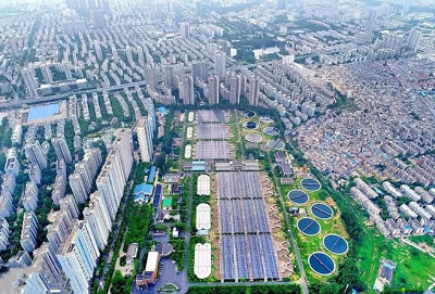                                         
	　　從空中俯瞰，王小郢污水處理廠好似一面巨大的鏡子，格外亮眼，其上覆蓋的太陽能電池板將太陽能源源不斷轉化成電能，供應廠區(qū)用電需求。

	

	　　王小郢污水處理廠分布式光伏發(fā)電，成為全國單體規(guī)模最大，安徽省建成投產的污水處理廠光伏項目