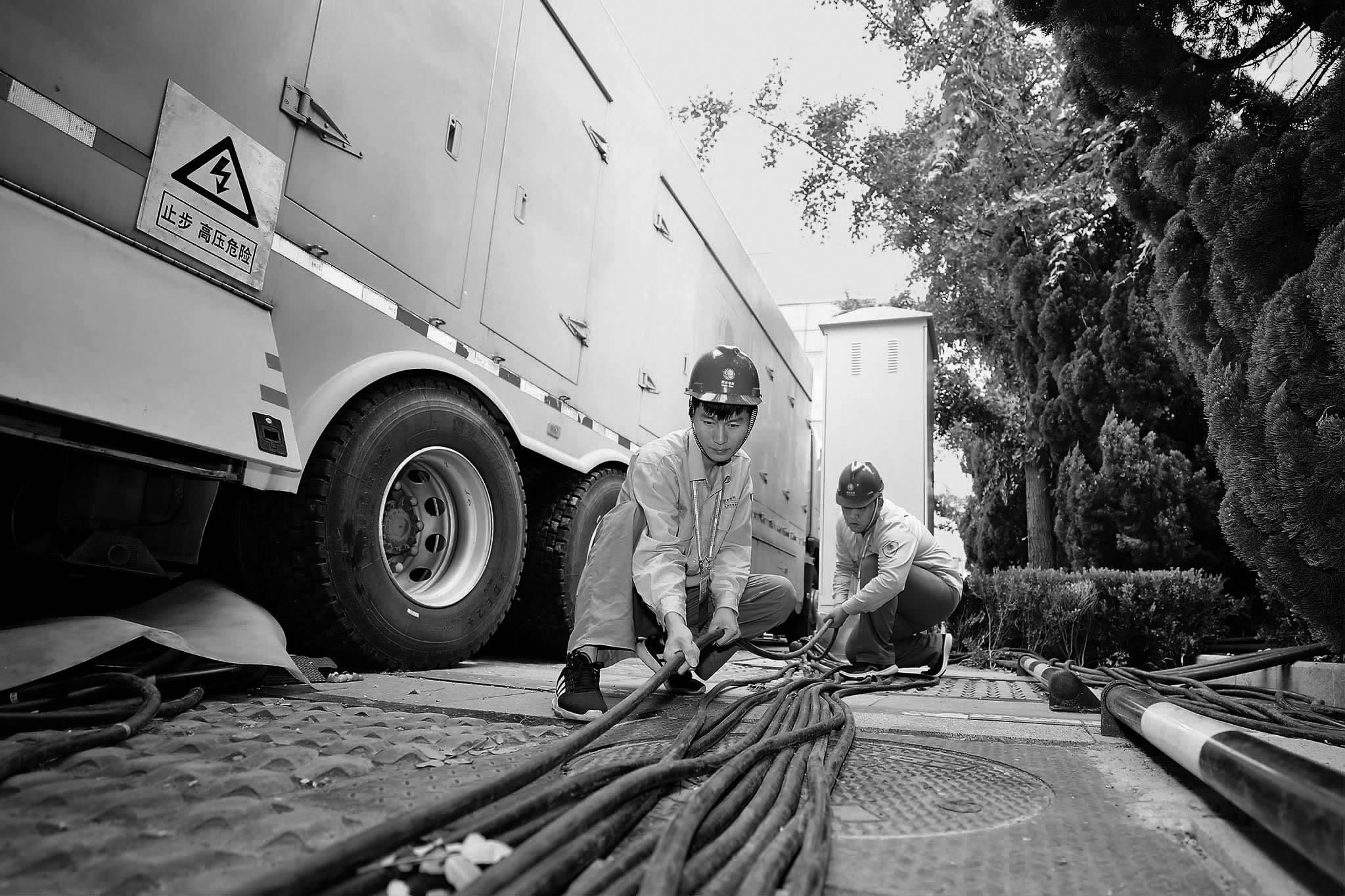 
　　圖為9月2日國(guó)網(wǎng)北京市電力公司員工在中非合作論壇北京峰會(huì)保電現(xiàn)場(chǎng)。 李博攝

　　北京電力：開(kāi)啟特級(jí)保電模式

　　◇總指揮部、2個(gè)現(xiàn)場(chǎng)指揮部和24個(gè)二級(jí)指揮部不間斷運(yùn)轉(zhuǎn)

　　◆近15000名保障人員、179個(gè)保障團(tuán)隊(duì)堅(jiān)守崗位

　　◇形成“整體指揮、專業(yè)協(xié)同、團(tuán)隊(duì)合作”的作戰(zhàn)模式

　　◆北京電網(wǎng)保持“全接線、全保護(hù)”運(yùn)行

　　◇“1+N”保障團(tuán)隊(duì)全力確保重要客戶安全供電

　　冀北電力：全力做好“五個(gè)到位&r