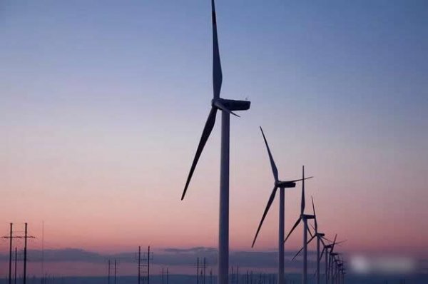                                         
	　　近日，中國海裝新疆哈密風(fēng)電項(xiàng)目風(fēng)機(jī)成功抵擋新疆三塘湖地區(qū)電網(wǎng)次同步振蕩“襲擊”。據(jù)悉，振蕩附近其余風(fēng)機(jī)全部故障或脫網(wǎng)，唯有“海裝造”風(fēng)機(jī)正常運(yùn)行，傲立群雄