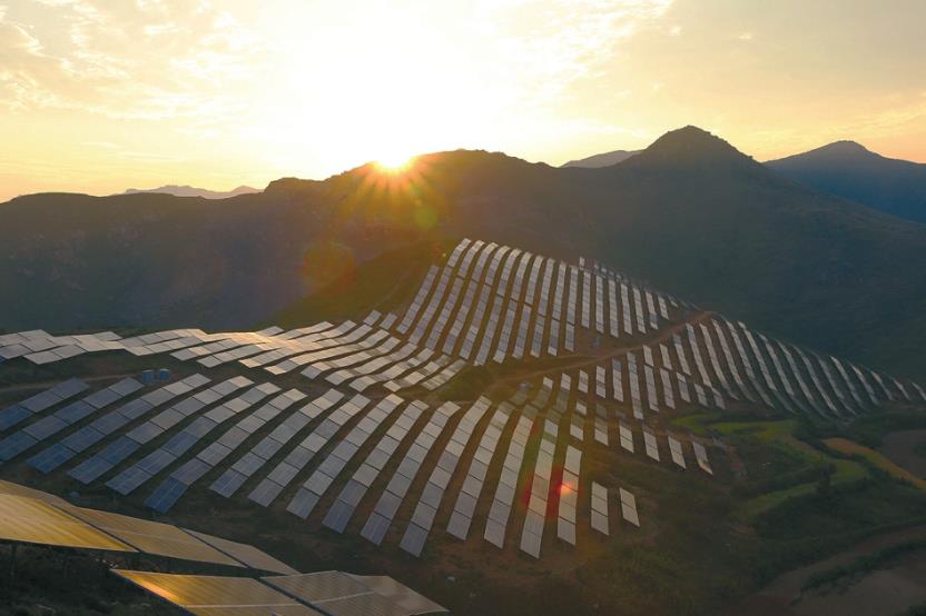 在實(shí)施脫貧攻堅(jiān)戰(zhàn)中，夏縣采取集中與分散光伏發(fā)電相結(jié)合的辦法實(shí)施精準(zhǔn)扶貧，全縣212個(gè)貧困戶享受到光伏扶貧。圖為9月2日，中條山集中光伏發(fā)電現(xiàn)場(chǎng)