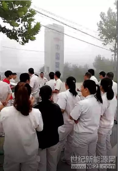 昨日(9月3日)，部分自媒體稱“光伏企業(yè)英利集團(tuán)部分員工因不滿公司只發(fā)基本工資，導(dǎo)致生活困難，聚集在公司門口討要說法。”但截至發(fā)稿時(shí)，英利并未回應(yīng)此次員工討薪說法