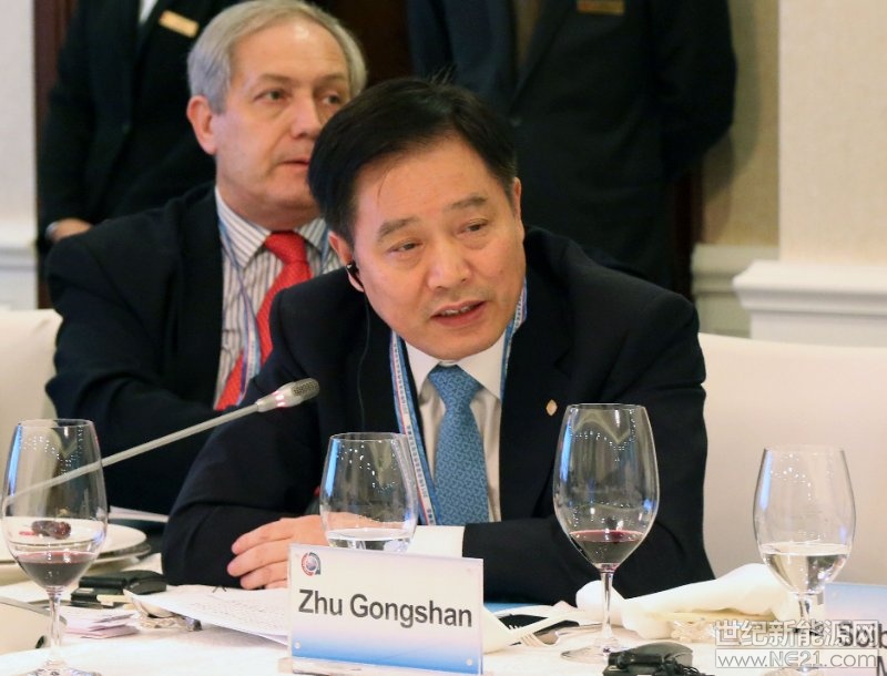 9月4日下午，正在北京參加2018中非合作論壇的協(xié)鑫集團(tuán)董事長(zhǎng)朱共山出席中非CEO高層對(duì)話會(huì)，并作專題發(fā)言。他表示，落實(shí)習(xí)近平主席在2018中非合作論壇提出的新政策、新主張、新行動(dòng)和新舉措，中非工商界和企業(yè)家們責(zé)無旁貸，協(xié)鑫集團(tuán)牽手保利集團(tuán)、中非產(chǎn)能合作基金將以“埃塞俄比亞—吉布提石油天然氣”項(xiàng)目（以下簡(jiǎn)稱保利協(xié)鑫“埃吉油氣項(xiàng)目”）構(gòu)筑東非油氣經(jīng)濟(jì)帶，建設(shè)油氣管道形成能源大走廊