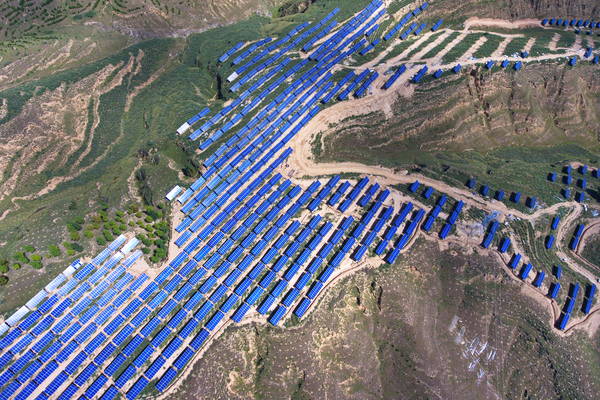                                         
	

	

	

	

	
	↑這是位于婁煩縣杜交曲鎮(zhèn)喬家洼村的聯(lián)村光伏電站（9月4日無人機拍攝）。

	　　近年來，山西省太原市婁煩縣利用荒山坡地發(fā)展光伏發(fā)電項目