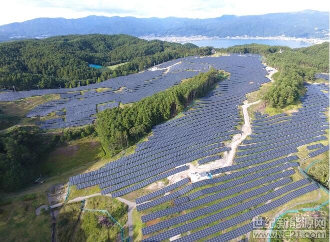 據(jù)臺(tái)灣分析機(jī)構(gòu)Energytrend報(bào)道稱，日本環(huán)境部正在考慮將大型光伏電站納入國(guó)家環(huán)境影響評(píng)估法案，該政策將于明年秋季生效。



根據(jù)日本的“電力商業(yè)法”，Energytrend表示，到目前為止，投資者不得不向經(jīng)濟(jì)產(chǎn)業(yè)省提交太陽(yáng)能項(xiàng)目計(jì)劃進(jìn)行審查