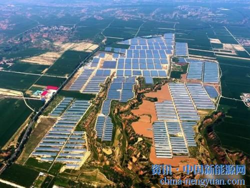                                                                                                                                                                     
	　　打樁機進場鉆孔已完成4680多個，合計585組，灌樁班組已灌注樁2944個，合計368組。截至目前，壽陽光伏發(fā)電應(yīng)用領(lǐng)跑基地2號項目已完成全部前期工作，全面進入了設(shè)備安裝階段