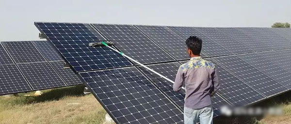                                         
	　　據(jù)Mercom India Research咨詢公司匯總數(shù)據(jù)，2018年第2季度印度新增光伏裝機1,599兆瓦，比今年第1季度(3,344兆瓦)下降52%，比去年同期(2,025兆瓦)下降21%。這是印度光伏市場連續(xù)4個季度遞增之后的首次下降，主要原因是光伏產(chǎn)品進口稅收的不確定性，再加上光伏競標屢創(chuàng)新低之后原有光伏項目面臨重新談判價格的壓力