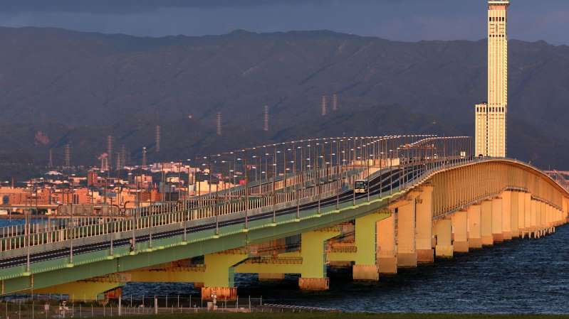 
	
                    
	【電纜網(wǎng)訊】日本第二大人口中心大阪周邊地區(qū)由于受到超級臺風(fēng)飛燕Jebi襲擊，導(dǎo)致9人死亡，數(shù)十萬座建筑停電，當(dāng)?shù)刂饕獧C(jī)場關(guān)西國際機(jī)場關(guān)閉。

	

	關(guān)西國際機(jī)場是一個主要的交通和貨運樞紐，位于大阪灣的人工島上，幾乎直接位于臺風(fēng)的路徑上，截至今日仍然關(guān)閉