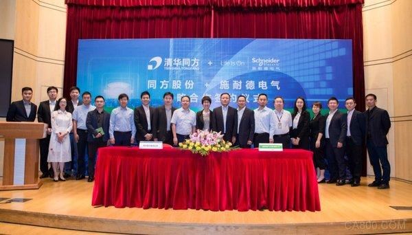 
                    
	 


	 


	 


	近日，全球能效管理與自動(dòng)化領(lǐng)域數(shù)字化轉(zhuǎn)型的領(lǐng)導(dǎo)者施耐德電氣與同方股份有限公司（以下簡稱“同方股份”）簽訂戰(zhàn)略合作協(xié)議，雙方將圍繞電子、數(shù)據(jù)中心等行業(yè)繼續(xù)開展深度合作，互助共贏，一同推進(jìn)中國高技術(shù)產(chǎn)業(yè)蓬勃發(fā)展，對標(biāo)國際高技術(shù)發(fā)展趨勢，助力產(chǎn)業(yè)升級。


	同方人工環(huán)境有限公司總經(jīng)理高沛灃與施耐德電氣全國銷售部行業(yè)銷售總監(jiān)蔣斌斌代表雙方簽約，包括同方股份有限公司黨委副書記、副總裁秦緒忠博士，施耐德電氣高級副總裁張煒女士、富耀宗先生及雙