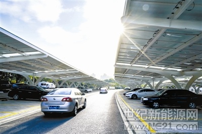 
 
9月5日，江蘇無(wú)錫市民中心光伏發(fā)電停車場(chǎng)項(xiàng)目正式竣工，6組百米長(zhǎng)的光伏“長(zhǎng)龍”展現(xiàn)在市民中心8號(hào)樓和9號(hào)樓北側(cè)。為提升使用效益，遮雨棚頂部按規(guī)劃鋪設(shè)了3480組光伏組件，日均發(fā)電量可達(dá)6000度