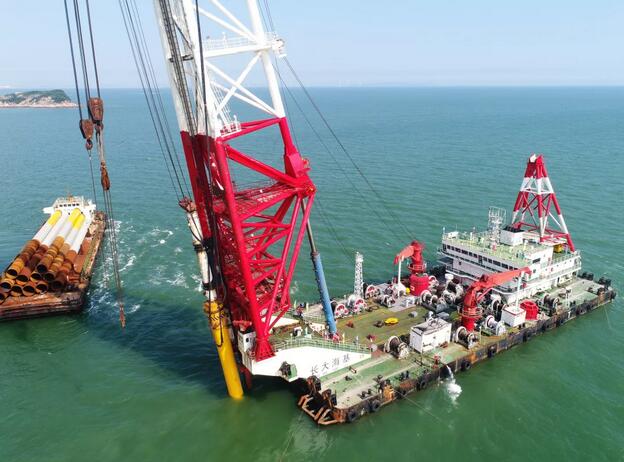 　　9月3日，隨著打樁船錘擊聲響起，福清興化灣海上風(fēng)電場二期項(xiàng)目第一根樁開始錘打。該樁長50米，直徑1.9米，壁厚28毫米，經(jīng)過3個(gè)多小時(shí)的連續(xù)錘擊,按設(shè)計(jì)要求順利完成首根樁基，距中標(biāo)時(shí)間僅隔48天