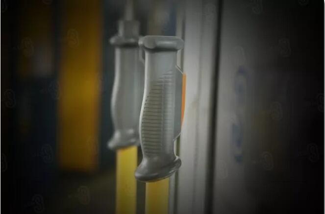 　　這是一個(gè)簡單的自然把握式的雙手柄開關(guān)，它讓我們重新思考對雙手的態(tài)度和對工作的訴求。讓我們看到如何在簡約中追求極致，在純粹里打造細(xì)節(jié)