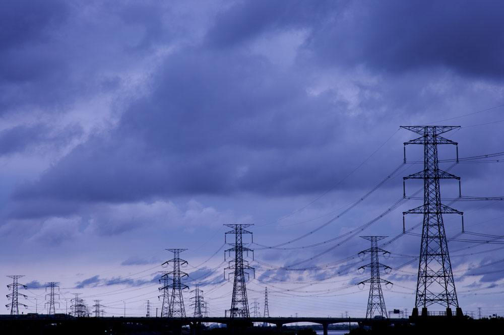 
	
                    
	【電纜網訊】9月4日，由于受連日高溫影響，當天13：32分，重慶電網統(tǒng)調負荷首次突破2000萬千瓦大關，達到2048萬千瓦，今年第4次創(chuàng)下歷史新高。

	

	根據天氣預報，近兩天重慶市氣溫依然居高不下，電網還將保持大負荷運行