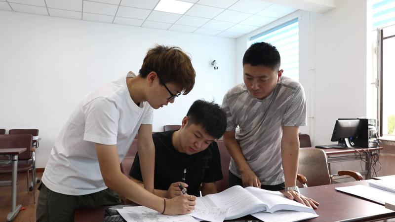 　　2018年的金秋，對(duì)于朝電人來說，是一個(gè)激情燃燒的歲月，因?yàn)樗錆M了勝利、喜悅和收獲。在網(wǎng)省兩級(jí)公司著力提升員工技能素質(zhì)，培養(yǎng)高端技能人才、“工匠”的道路上，朝陽供電公司的又一代新生力量，用他們的艱辛與執(zhí)著，汗水與淚水在千帆競(jìng)技的賽場(chǎng)上譜寫了朝電人自強(qiáng)不息、唯旗是奪的華美樂章，當(dāng)人們?cè)僖淮伟涯抗饩劢沟竭@些朝電兒郎時(shí)，驀然回首，2018年的朝電花開正艷，風(fēng)景這邊獨(dú)好！ 　　春潮涌動(dòng) 　　2018的2月6日，距離中國(guó)傳統(tǒng)節(jié)日春節(jié)還有10天，國(guó)網(wǎng)遼寧電力工會(huì)吹響了“遼寧省電力有限公司第一