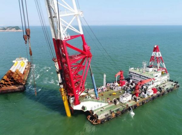                                         
	　　9月3日，隨著打樁船錘擊聲響起，福清興化灣海上風(fēng)電場二期項(xiàng)目第一根樁開始錘打。該樁長50米，直徑1.9米，壁厚28毫米，經(jīng)過3個(gè)多小時(shí)的連續(xù)錘擊，按設(shè)計(jì)要求順利完成首根樁基，距中標(biāo)時(shí)間僅隔48天