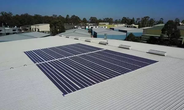                                         
	　　一位澳大利亞物理學(xué)家正努力推動(dòng)一種新型低成本太陽(yáng)能的創(chuàng)新，他認(rèn)為這種新型太陽(yáng)能的問世可以使用戶在注冊(cè)能源賬戶時(shí)能夠像辦理手機(jī)號(hào)碼一樣簡(jiǎn)單方便。

	

	　　去年5月在墨爾本的一個(gè)展覽會(huì)上，紐卡斯?fàn)柎髮W(xué)的保羅˙達(dá)斯托爾(PaulDastoo)教授展示了如何使用有機(jī)分子技術(shù)印制的太陽(yáng)能電池為屏幕和顯示器供電