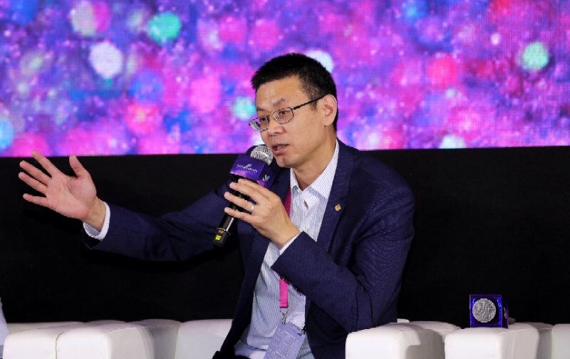 “以‘發(fā)改能源〔2018〕823號(hào)文’為節(jié)點(diǎn)，中國(guó)光伏發(fā)電在‘補(bǔ)貼’與‘平價(jià)’這兩個(gè)時(shí)代間進(jìn)行了切換。新時(shí)代需要新物種，協(xié)鑫集團(tuán)正與中環(huán)股份、阿特斯、天合光能、華為等產(chǎn)業(yè)鏈龍頭企業(yè)共同打造‘平價(jià)新光伏’