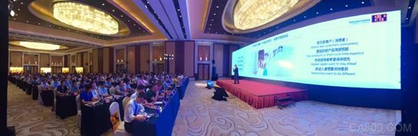 
                    
	9月6日，以“柔性制造與成本效率”為主題的ABB貝加萊2018年用戶大會在上海舉行。這是自2017年7月貝加萊加入ABB后的首次聯(lián)合展示，聚焦智能制造相關(guān)的軟件技術(shù)、建模仿真、通信技術(shù)、輸送技術(shù)以及控制、驅(qū)動(dòng)、機(jī)器人、儀器儀表和低壓電氣等在內(nèi)全方位工業(yè)自動(dòng)化解決方案，彰顯ABB在制造業(yè)數(shù)字化轉(zhuǎn)型中的獨(dú)特優(yōu)勢與領(lǐng)先地位