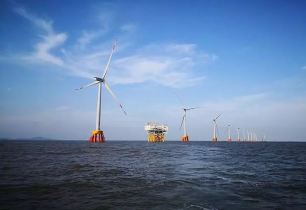                                         
	　　近日，小編從國電電力浙江舟山海上風(fēng)電開發(fā)有限公司獲悉，截至8月22日中午12時(shí)32分，國電舟山普陀6號海上風(fēng)電場2區(qū)工程項(xiàng)目累計(jì)發(fā)電突破1億度(千瓦時(shí))。

	　　舟山海上風(fēng)電項(xiàng)目是浙江省首個(gè)海上風(fēng)電項(xiàng)目，位于普陀區(qū)六橫島東南側(cè)海上約12公里處，主要建設(shè)有63臺4MW風(fēng)電機(jī)組的海上風(fēng)電場、220千伏海上升壓站、2000噸級風(fēng)機(jī)組裝碼頭、海纜敷設(shè)工程、陸上集控中心及陸上計(jì)量站等，總投資約45億元