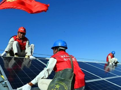 
　　9月4日，國(guó)網(wǎng)江蘇電力鹽城供電公司阜寧黨員突擊隊(duì)員到江蘇省碩集鎮(zhèn)雙橋村對(duì)屋頂光伏發(fā)電裝置進(jìn)行巡檢，以個(gè)性化的服務(wù)推動(dòng)惠利于民的扶貧工作高效實(shí)施。

　　國(guó)網(wǎng)江蘇省電力公司用黨費(fèi)在蘇北阜寧、濱海兩縣各15個(gè)經(jīng)濟(jì)薄弱村建設(shè)光伏扶貧項(xiàng)目，當(dāng)?shù)毓╇姽驹谇袑?shí)做好該項(xiàng)工作的基礎(chǔ)上，通過(guò)實(shí)施“定時(shí)、定點(diǎn)、定人”的方式，“全過(guò)程、全時(shí)段、全方位”提供“保姆式”服務(wù)，保障光伏扶貧項(xiàng)目精準(zhǔn)實(shí)施