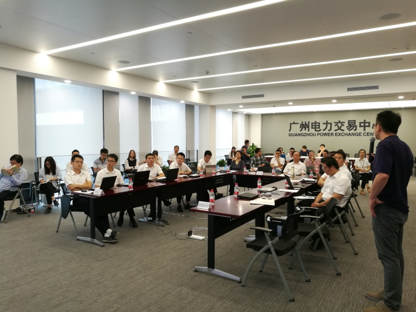 　　9月6日，為貫徹落實(shí)南方電力現(xiàn)貨市場(chǎng)試運(yùn)行啟動(dòng)會(huì)議精神和工作要求，積極穩(wěn)妥推進(jìn)市場(chǎng)建設(shè)，廣州電力交易中心舉辦電力現(xiàn)貨市場(chǎng)模擬競(jìng)價(jià)大賽。本次競(jìng)價(jià)大賽由廣州電力交易中心聯(lián)合知能匯融、匯電云聯(lián)共同舉辦，內(nèi)容包括電力現(xiàn)貨市場(chǎng)規(guī)則介紹、交易模擬實(shí)操、交易過(guò)程復(fù)盤點(diǎn)評(píng)等環(huán)節(jié)