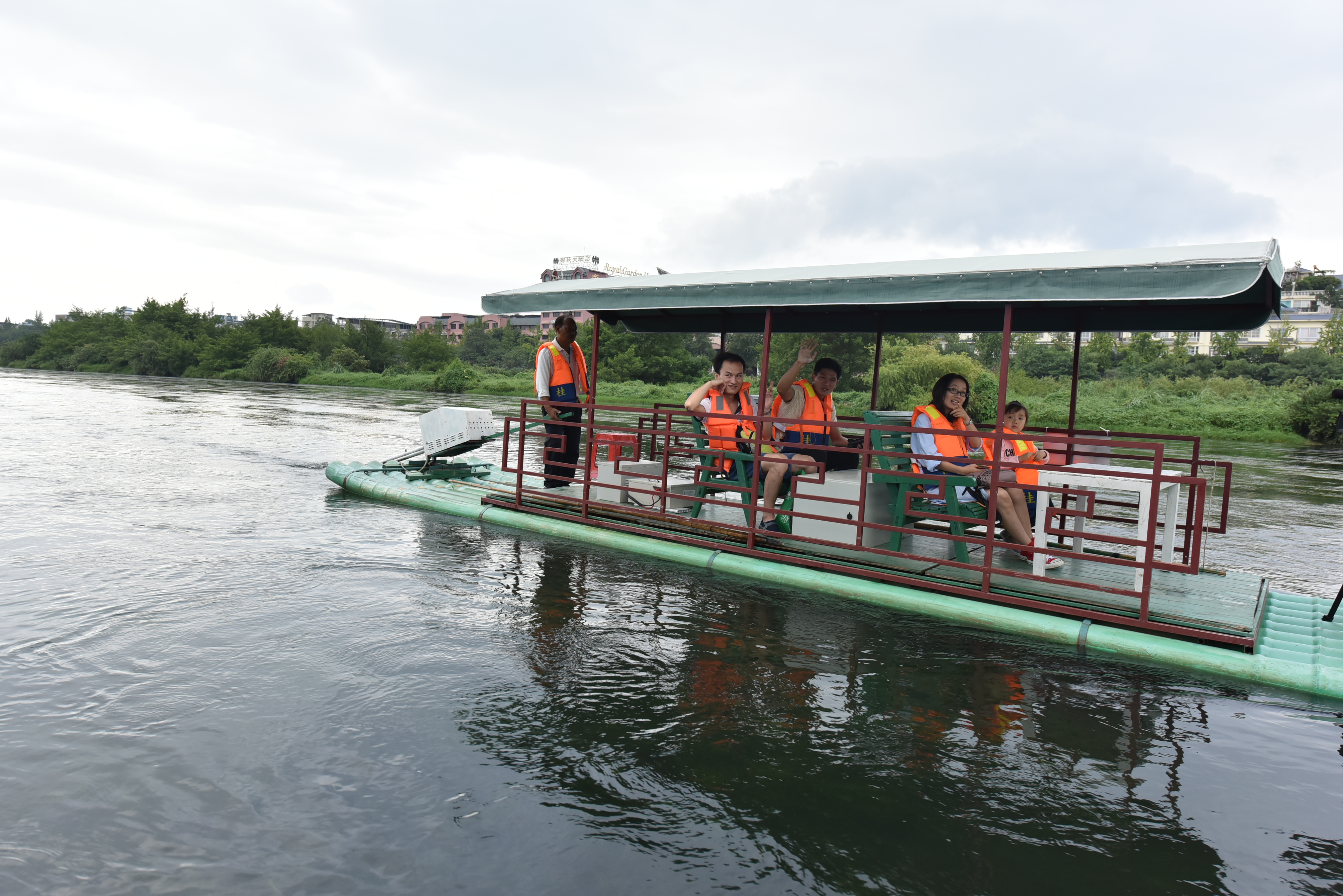 
　　8月26日，兩岸青山驕陽(yáng)照，游人如織漓江行。遠(yuǎn)嫁北京的河池姑娘王歲和丈夫帶著公公婆婆重游漓江，這次旅行讓他們非常滿意