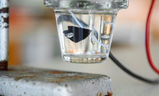 
	中國(guó)儲(chǔ)能網(wǎng)訊：如今，研究人員開(kāi)發(fā)并測(cè)試了一些可生物降解的紙質(zhì)電池，這種電池可以通過(guò)幾種方式使主流儲(chǔ)能技術(shù)受益。例如科學(xué)家開(kāi)發(fā)了一種用紙和唾液制造電池的方法，但是不要指望這種電池為電動(dòng)汽車(chē)供電或取代鋰離子電池住宅儲(chǔ)能系統(tǒng)