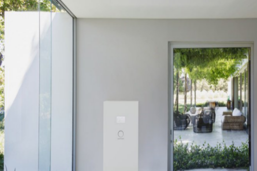 
	中國(guó)儲(chǔ)能網(wǎng)訊：美國(guó)公用事業(yè)公司在2017年將217兆瓦/524兆瓦時(shí)的儲(chǔ)能項(xiàng)目連接到電網(wǎng)，雖然這是由公用事業(yè)供應(yīng)項(xiàng)目推動(dòng)的，但美國(guó)智能電力聯(lián)盟（SEPA）表示，住宅儲(chǔ)能方面的增長(zhǎng)最為強(qiáng)勁。



	根據(jù)智能電力聯(lián)盟（SEPA）2018年最新發(fā)布的公用事業(yè)儲(chǔ)能市場(chǎng)調(diào)查報(bào)告，2016年至2017年，住宅儲(chǔ)能容量增加按MW計(jì)算增長(zhǎng)202％，而非住宅儲(chǔ)能增長(zhǎng)率僅為9％，公用事業(yè)供應(yīng)項(xiàng)目甚至略有下降