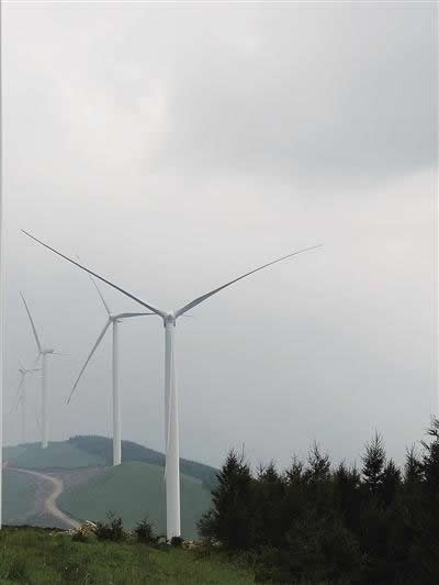                                         
	
	圖為離石區(qū)西華鎮(zhèn)風(fēng)力發(fā)電機(jī)組正在工作運(yùn)行中。王燕華 攝

	　　云頂山風(fēng)電場升壓站全部完工、東線風(fēng)機(jī)完成吊裝11臺 西線完成風(fēng)機(jī)吊裝11臺……自2016年開工建設(shè)以來，位于離石區(qū)東北部、文水縣西部和交城縣西南部，三縣交界地帶的離石云頂山24.9萬千瓦風(fēng)電工程正在快速推進(jìn)