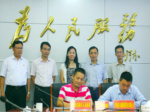 
	
                    
	【電纜網(wǎng)訊】8月31日，華潤(rùn)電力華南大區(qū)風(fēng)電扶貧項(xiàng)目合作溝通會(huì)暨風(fēng)電項(xiàng)目開(kāi)發(fā)協(xié)議簽約儀式在廣東省清遠(yuǎn)市清新區(qū)政府召開(kāi)。清新區(qū)委書(shū)記鄭小燕及區(qū)委、區(qū)政府主要領(lǐng)導(dǎo)，華南大區(qū)粵北新能源公司總經(jīng)理陳可及有關(guān)負(fù)責(zé)人參加會(huì)議