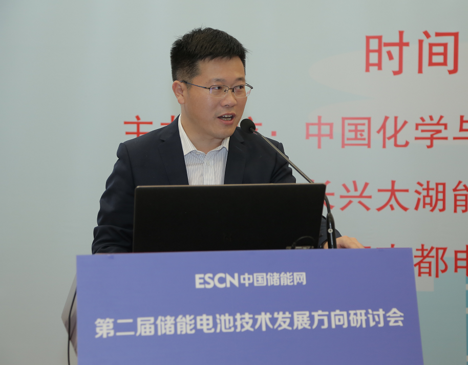 
	尊敬的劉英軍處長、楊東菁處長、江南副主任、各位專家、各位代表、大家上午好！ 


	首先非常感謝中國科學(xué)院電工所儲能技術(shù)研究組陳永翀教授及其團(tuán)隊對本次會議的大力支持，同時對各位領(lǐng)導(dǎo)、各位專家和各位代表犧牲周末時間來參加本次研討會表示感謝！


	 


	中國化學(xué)與物理電源行業(yè)協(xié)會儲能應(yīng)用分會秘書長：劉勇 


	業(yè)界已共識，儲能成為全球應(yīng)對氣候變化與推動能源轉(zhuǎn)型的關(guān)鍵支撐技術(shù)，儲能作為寄予厚望的重要發(fā)展方向，歐美、日韓以及中國、澳洲都出臺相應(yīng)的激勵政策與項目規(guī)劃，項目從幾兆瓦、幾十兆瓦到百兆瓦級，應(yīng)