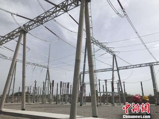 　　第一師阿拉爾市的220千伏變電站。 耿丹丹 攝　　中新網(wǎng)新疆阿拉爾9月8日電(耿丹丹 李易峰)8日，在位于新疆生產(chǎn)建設(shè)兵團(tuán)第一師阿拉爾市的220千伏變電站三期擴(kuò)建工程所在地，投入運(yùn)行僅一周的三期擴(kuò)建工程各項(xiàng)參數(shù)正常