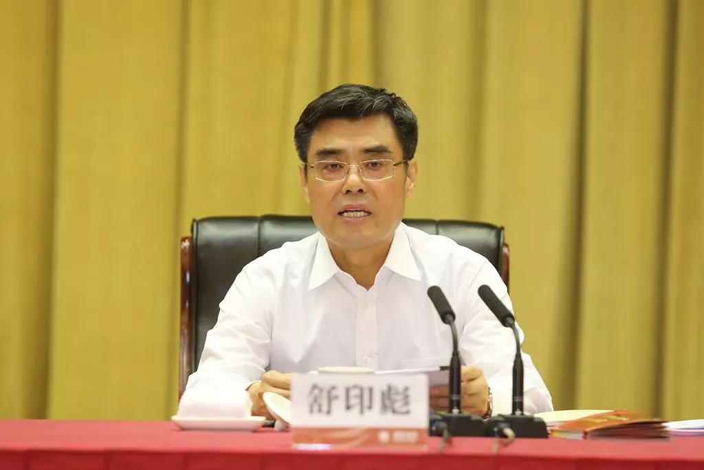 　　9月8日，國(guó)家電網(wǎng)有限公司服務(wù)貧困地區(qū)脫貧攻堅(jiān)推進(jìn)會(huì)暨2018年援藏工作會(huì)議在成都召開?！　?guó)家電網(wǎng)公司董事長(zhǎng)、黨組書記舒印彪指出，要以習(xí)近平新時(shí)代中國(guó)特色社會(huì)主義思想為指導(dǎo)，全面貫徹落實(shí)黨中央關(guān)于脫貧攻堅(jiān)和治邊穩(wěn)藏的一系列決策部署，總結(jié)公司精準(zhǔn)扶貧和援藏工作，統(tǒng)一思想、明確任務(wù)、落實(shí)責(zé)任，推動(dòng)公司精準(zhǔn)扶貧和援藏工作再上新水平，為打贏脫貧攻堅(jiān)戰(zhàn)、實(shí)現(xiàn)西藏長(zhǎng)治久安作出新的更大貢獻(xiàn)