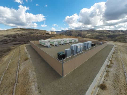 
	中國儲能網(wǎng)訊：加州儲能系統(tǒng)供應(yīng)商和軟件專家Greensmith公司首席執(zhí)行官John Jung日前表示，在新興市場，采用可再生能源的儲能項目可以讓礦山、水泥公司、數(shù)據(jù)中心以及其他大型企業(yè)大幅降低電力成本。


	Greensmith公司2016年被瓦錫蘭公司以1.7億美元收購，該公司為東南亞等新興市場的大型工業(yè)企業(yè)提供量身定制的解決方案，將其投資回收時間降低到兩年