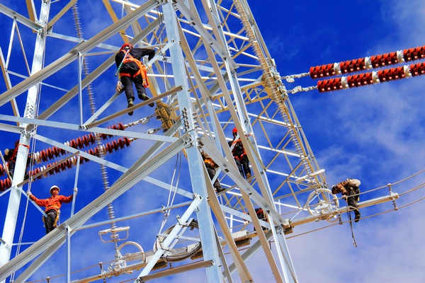 

　　8月31日，青海省黃南州尖扎縣坎布拉鎮(zhèn)正在建設(shè)的康利扶貧節(jié)能環(huán)保電磚廠內(nèi)機械聲隆隆，一派忙碌景象。作為青海省扶貧電磚廠，康利扶貧環(huán)保電磚廠占地50畝，規(guī)劃年產(chǎn)量7000萬塊磚