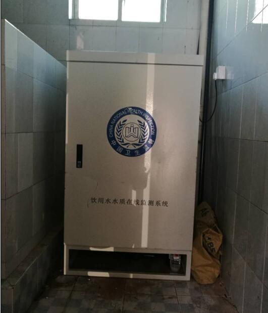 　　【中國儀表網(wǎng) 儀表產(chǎn)業(yè)】水質(zhì)監(jiān)測是保證安全用水的前提，生活飲用水的質(zhì)量直接關(guān)系到人民的身體健康，所以在生活用水的各個生產(chǎn)環(huán)節(jié)都必須要嚴(yán)格把關(guān)，做好水質(zhì)的取樣與檢測。  圖片來自浙江在線 　　近日，浙江省蘭溪市衛(wèi)生監(jiān)督所新增了四臺水質(zhì)在線監(jiān)測設(shè)備，對全市的生活飲用水實行24小時在線監(jiān)測，進(jìn)一步健全飲用水衛(wèi)生水質(zhì)在線監(jiān)測網(wǎng)，完善水質(zhì)預(yù)警體系
