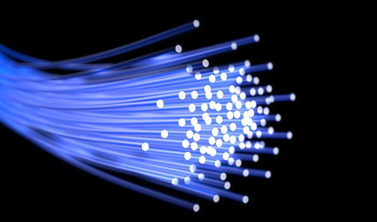 　　【中國儀表網(wǎng) 儀表下游】得益于5G網(wǎng)絡(luò)如火如荼建設(shè)，4G網(wǎng)絡(luò)逐漸完善，寬帶中國持續(xù)進(jìn)行，上半年，國內(nèi)光纖廠商五大上市公司營收平均同比增長22.44%，利潤平均同比增長27.42%。  　　根據(jù)國際知名統(tǒng)計機(jī)構(gòu)CRU的《全球光纖消費情況》顯示，2018年上半年全球光纖需求增長10.5%，其中中國光纖需求增長15%