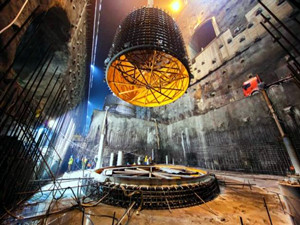 
	
                    
	【電纜網(wǎng)訊】9月6日，在完成肘管層混凝土澆筑后，白鶴灘水電站工程左岸地下廠房8號機(jī)啟動首節(jié)尾水錐管吊裝，順利實現(xiàn)提前一個月向錐管層交面。

	

	白鶴灘水電站工程左岸地下廠房共布置8臺單機(jī)容量100萬千瓦水輪發(fā)電機(jī)組，單臺機(jī)組尾水錐管分為5節(jié)，其中兩節(jié)為不銹鋼段，剩余三段為碳鋼段，總重量為139噸