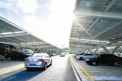                                         
	　　9月5日，江蘇無(wú)錫市民中心光伏發(fā)電停車場(chǎng)項(xiàng)目正式竣工，6組百米長(zhǎng)的光伏“長(zhǎng)龍”展現(xiàn)在市民中心8號(hào)樓和9號(hào)樓北側(cè)。為提升使用效益，遮雨棚頂部按規(guī)劃鋪設(shè)了3480組光伏組件，日均發(fā)電量可達(dá)6000度