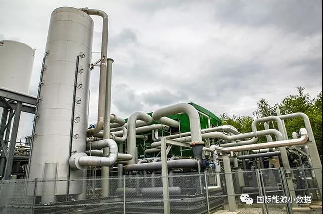 
	中國儲能網(wǎng)訊：總部位于英國的長期儲能公司Highview Power與回收和可再生能源公司Viridor合作開發(fā)了5兆瓦/15兆瓦時的世界上第一個液體空氣儲能（liquid air energy storage，LAES）示范項目，2018年6月正式啟動。該項目得到英國政府提供超過800萬英鎊的資金支持，位于英國曼徹斯特附近Bury的Pilsworth垃圾填埋場，通過使用剩余電力（在非高峰時段）將空氣冷卻成-196C（-320F）的液體，然后將液態(tài)空氣“非常有效地”儲存在低壓的隔熱罐中