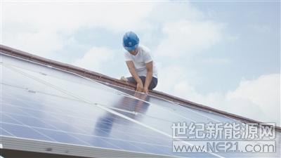 

工作人員為農(nóng)戶安裝太陽能光伏發(fā)電站。陸磊 攝

安裝一套裝機(jī)容量為5千瓦的家用光伏發(fā)電站需要5萬元，這對于收入微薄的村民蔣師傅來說無疑是一筆大數(shù)目