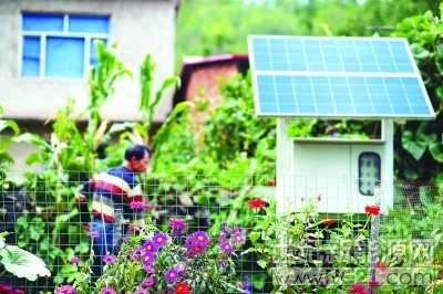 
 
近日，太陽能微動(dòng)力污水自動(dòng)處理設(shè)備亮相河北承德雙橋區(qū)雙峰寺鎮(zhèn)下南山村。該系列設(shè)備為承德市雙橋區(qū)自籌180萬元資金建設(shè)，用太陽能光伏板發(fā)電提供動(dòng)力，村民家的生活污水經(jīng)過濾、厭氧降解、沉淀等環(huán)節(jié)，最后變成清水，可用來澆菜等循環(huán)使用