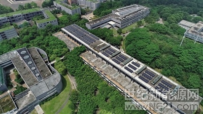 
 
專題

昨日，東莞理工學(xué)院的電子工程教學(xué)樓樓頂，連片的光伏板矩陣映著熠熠陽光。這個(gè)再生能源系統(tǒng)是去年立項(xiàng)的國家重點(diǎn)研發(fā)課題項(xiàng)目之一，預(yù)計(jì)本月底全部完成調(diào)試